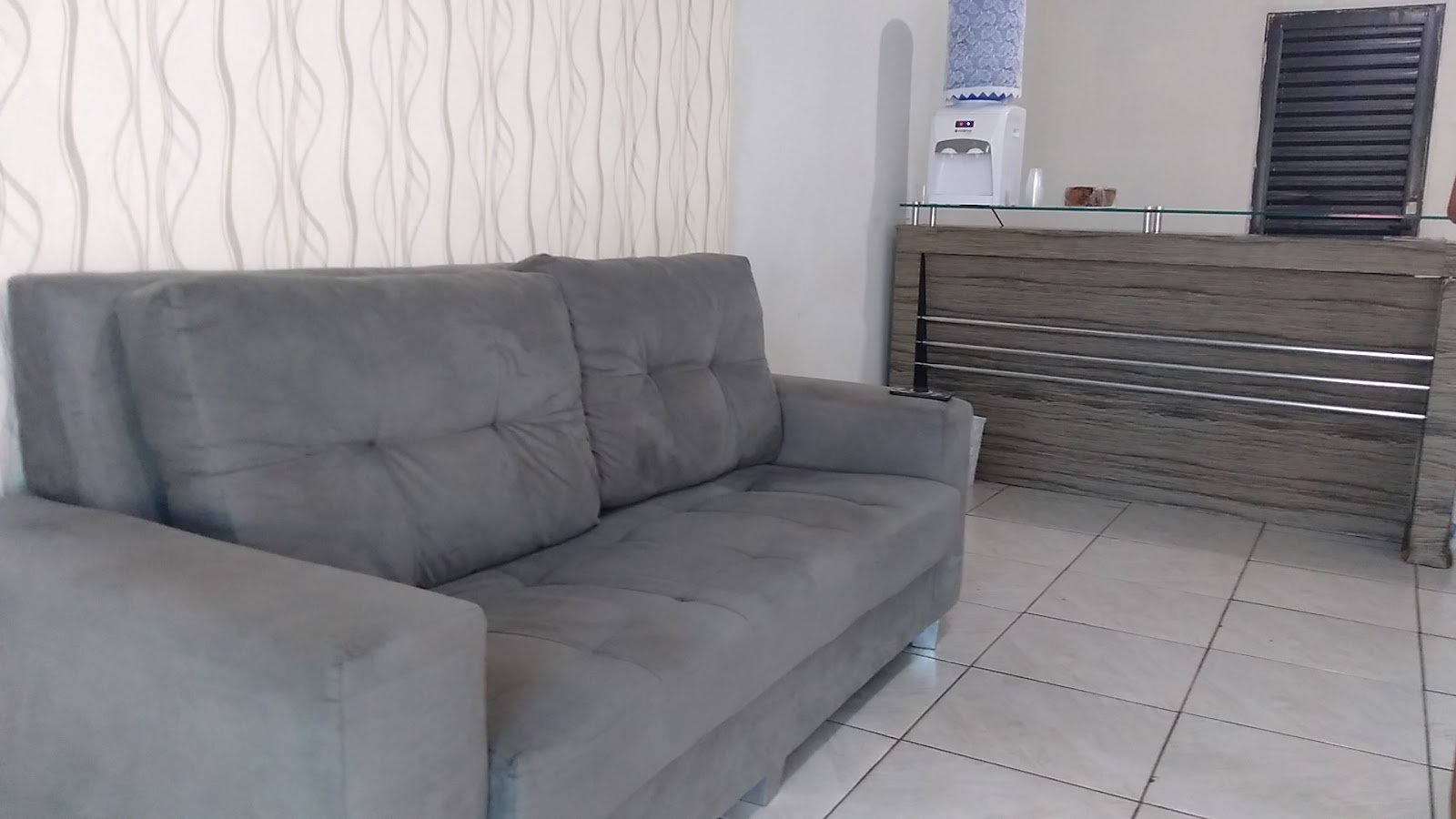 Recepção do studio com sofá e espaço de espera